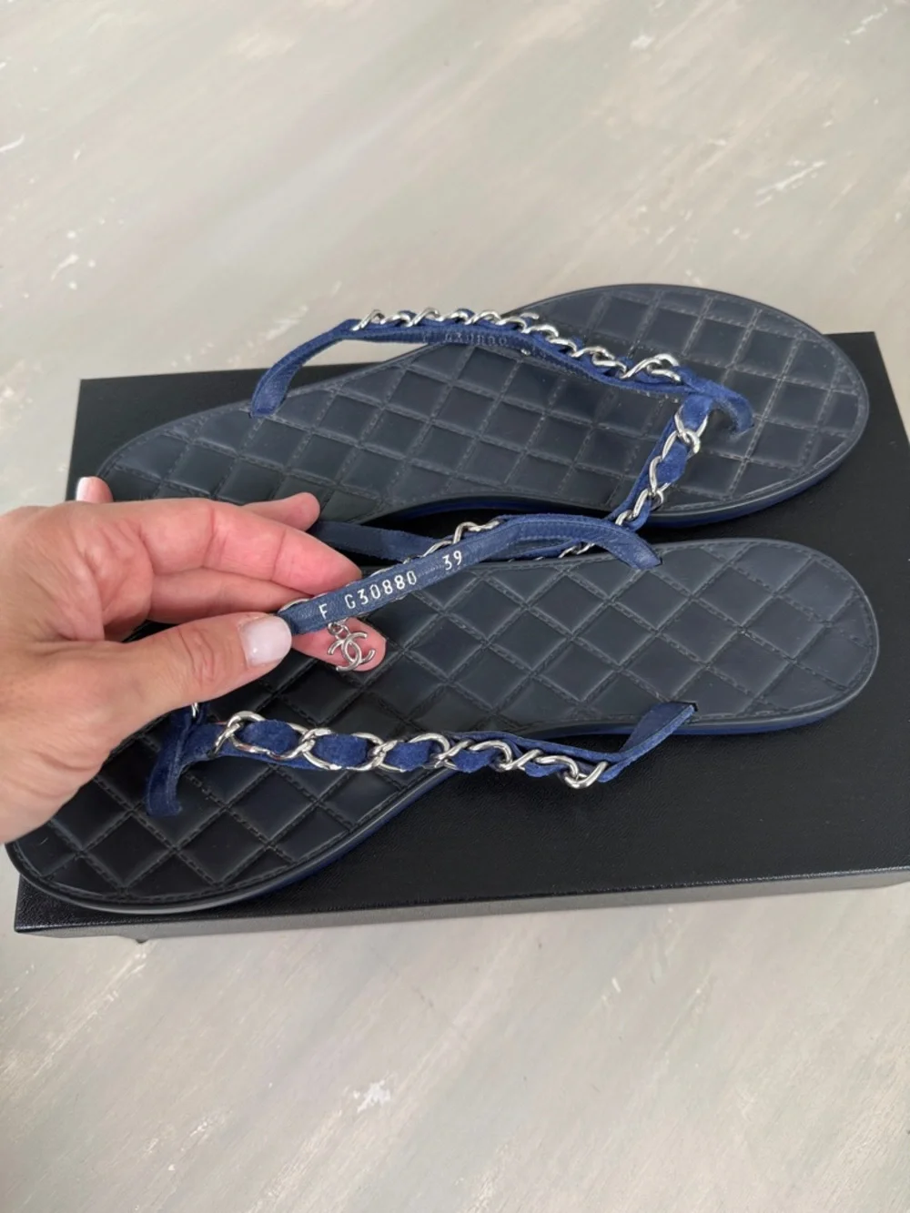 CHANEL Chain Navy Blue Suede Quilted Leather Thong Flip Flop Sandals 39 - Picture 5 of 6